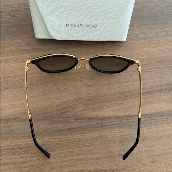 EUC Michael Kors Women's Adrianna - Picture 2 of 8